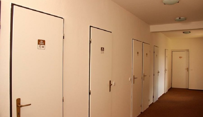 Hotel Koruna Šumperk - Čtyřlůžkový s vlastním sociálním zařízením na chodbě ( samostatné pro každý pokoj ! )